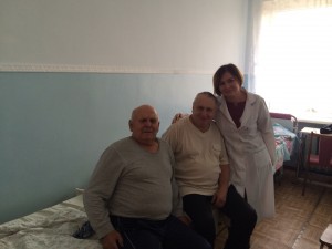 les patients de l'hôpital de Kovel avec la coordinatrice Natalia des "Patriotes de Volynie"
